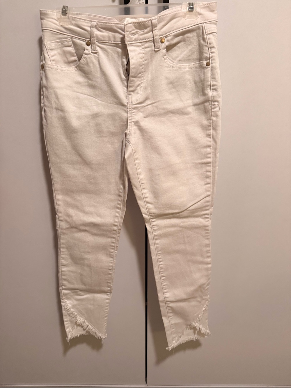 1822 Denim White Ankle Frayed Jeans